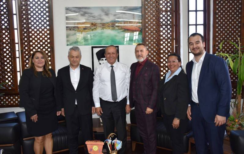 Başbakan Yardımcısı, Turizm, K&uuml;lt&uuml;r, Gen&ccedil;lik ve &Ccedil;evre Bakanı Fikri Ataoğlu, Kıbrıs T&uuml;rk Halk Dansları Federasyonu Başkanı &Ouml;zlem Kadirağa ile T&uuml;rkiye Halk Oyunları Federasyonu Başkanı H&uuml;seyin G&uuml;ler&rsquo;i makamında kabul etti
